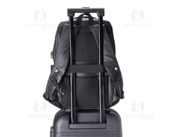 Mochila de couro sintético ideal para viagens e passeios! Com alça ajustável e zíper resistente, é perfeita para levar seus