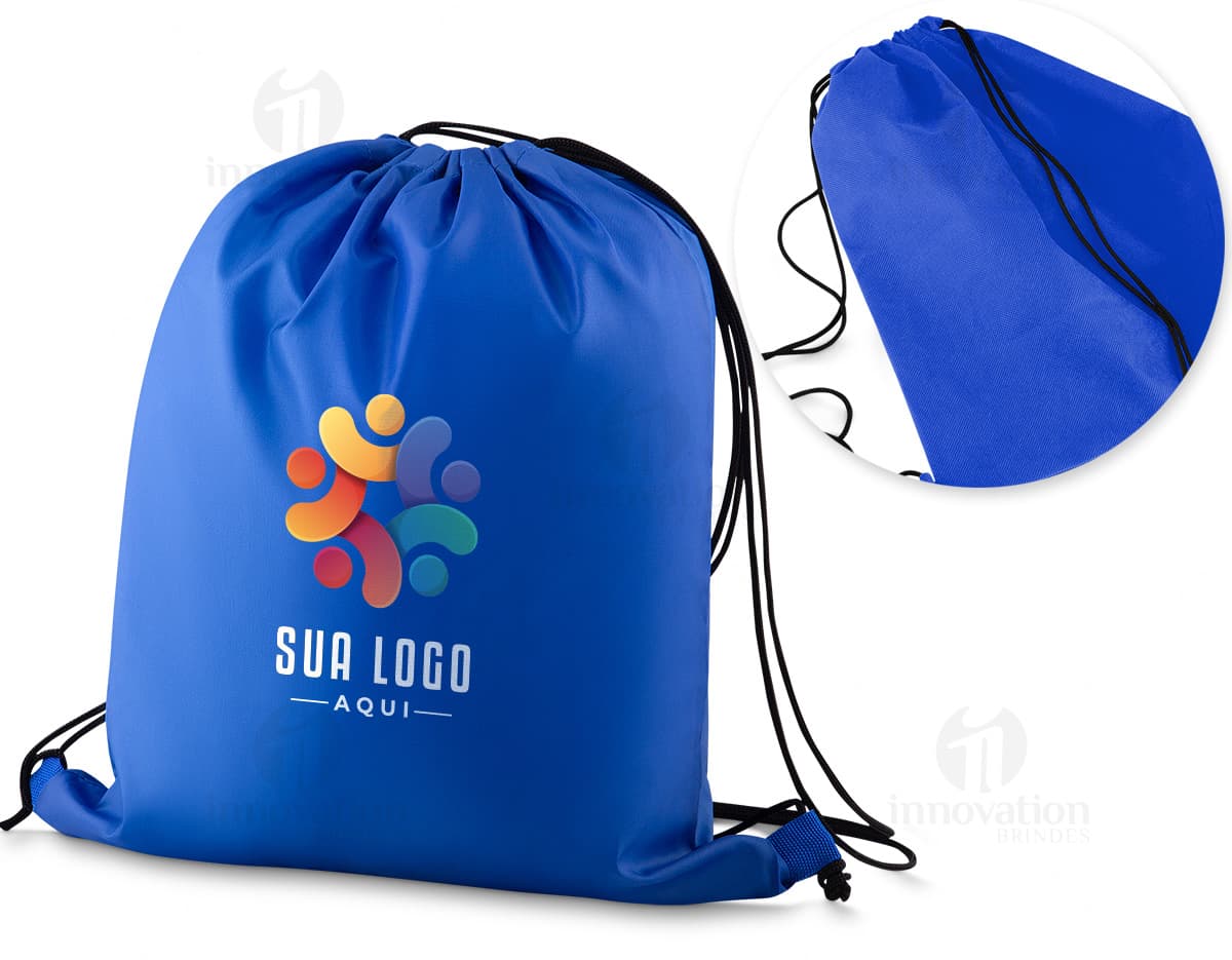 Sacola mochila nylon 210gr sobre um fundo branco, com um notebook, torradeira, papel em branco e outros objetos de cozinha e