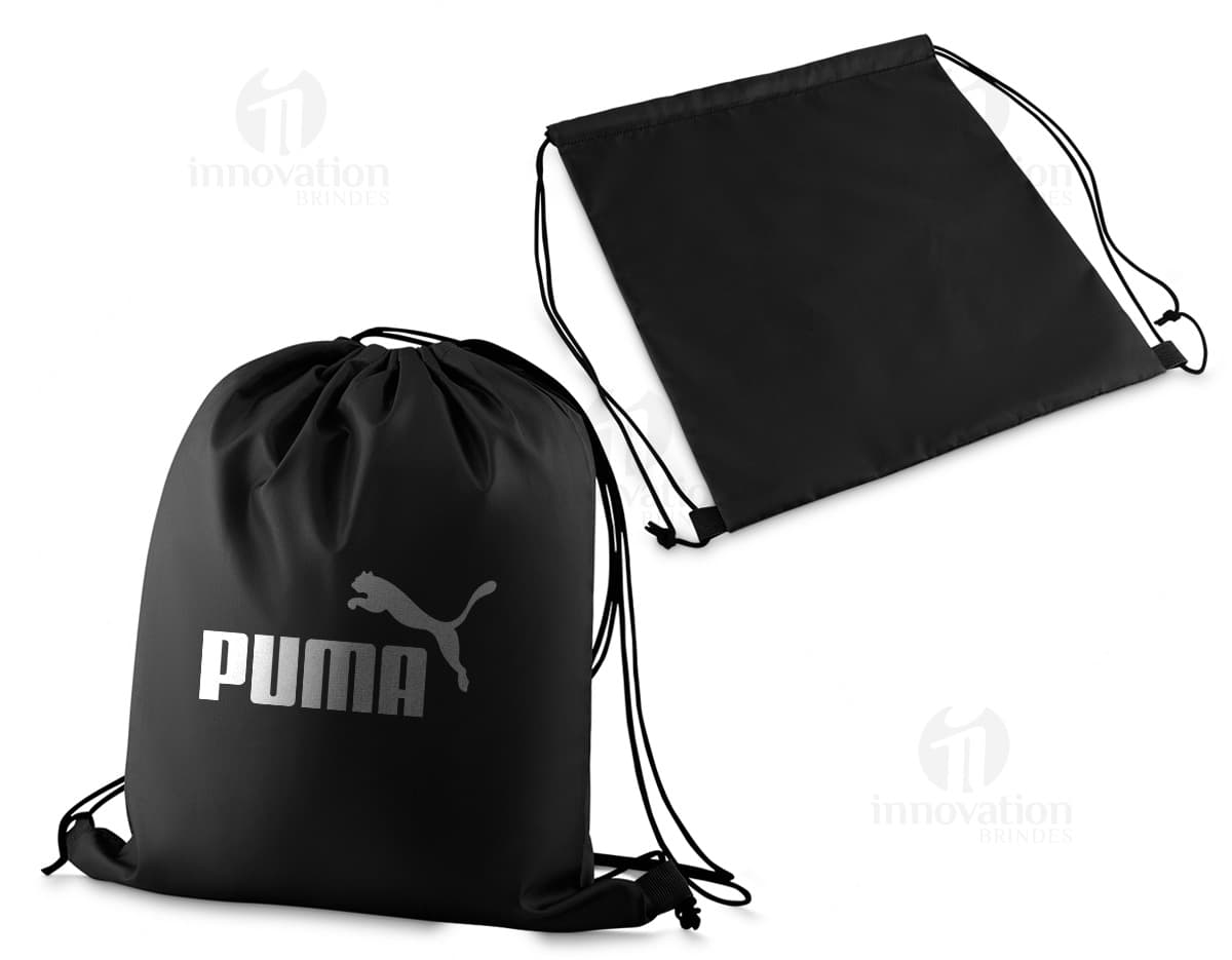 Sacola mochila nylon 210gr sobre um fundo branco, com um notebook, torradeira, papel em branco e outros objetos de cozinha e