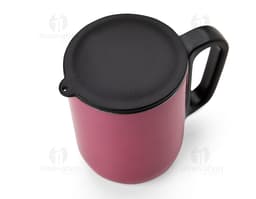 Caneca inox 250ml vazia isolada com alça de plástico. Perfeita para café, chá ou qualquer outra bebida quente. Ideal para uso