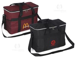 Bolsa térmica de 33 litros em nylon preto - moderna e elegante, perfeita para viagens e passeios. Com design esportivo, essa