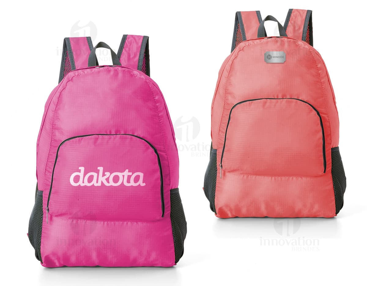 Mochila dobrável de nylon, moderna e prática para o seu dia a dia. Com alça ajustável e fecho em zíper, perfeita para guardar