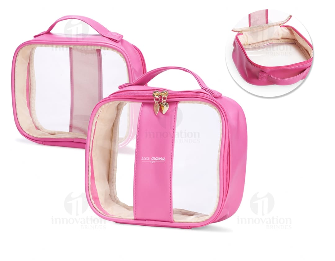 Nécessaire PVC Média preta, moderna e elegante, com fecho de zíper e alça de mão. Feita de couro sintético, possui um design