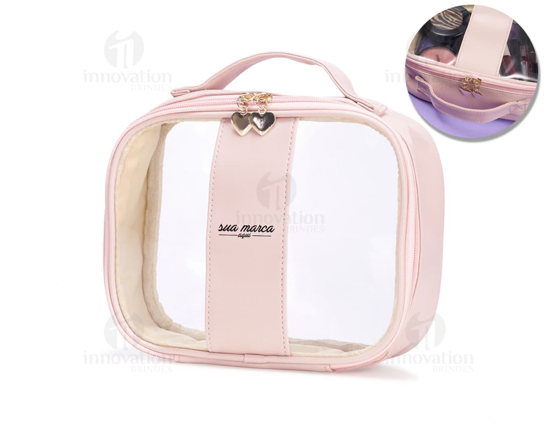 Nécessaire PVC Grande na cor rosa, feita em couro e metal. Possui um único compartimento com fechadura, perfeito para guardar