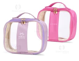 Nécessaire PVC Grande na cor rosa, feita em couro e metal. Possui um único compartimento com fechadura, perfeito para guardar