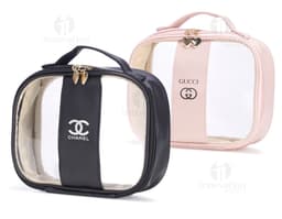 Nécessaire PVC Grande na cor rosa, feita em couro e metal. Possui um único compartimento com fechadura, perfeito para guardar