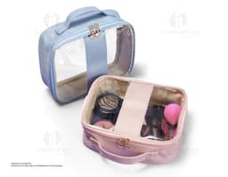 Nécessaire PVC Grande na cor rosa, feita em couro e metal. Possui um único compartimento com fechadura, perfeito para guardar