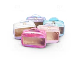 A necessaire sintética é o acessório ideal para quem quer viajar com estilo e organização. Feita em plástico de alta