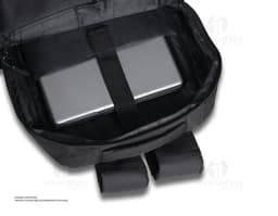Mochila para notebook preta em couro sintético - ideal para viagens de negócios e passeios. Compartimento acolchoado para
