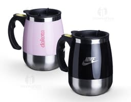 Caneca com misturador 350ml para café da manhã ou chá quente. Feita em cerâmica amarela com detalhes em preto, essa caneca é