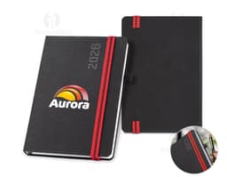 agenda A5 do ano 2026 em destaque em um fundo branco, com capa dura e páginas em branco aberta para visualização.