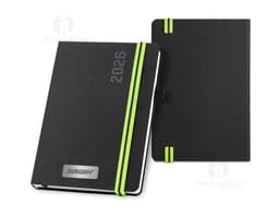 agenda A5 do ano 2026 em destaque em um fundo branco, com capa dura e páginas em branco aberta para visualização.