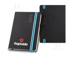 agenda A5 do ano 2026 em destaque em um fundo branco, com capa dura e páginas em branco aberta para visualização.