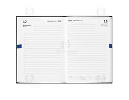 agenda A5 do ano 2026 em destaque em um fundo branco, com capa dura e páginas em branco aberta para visualização.