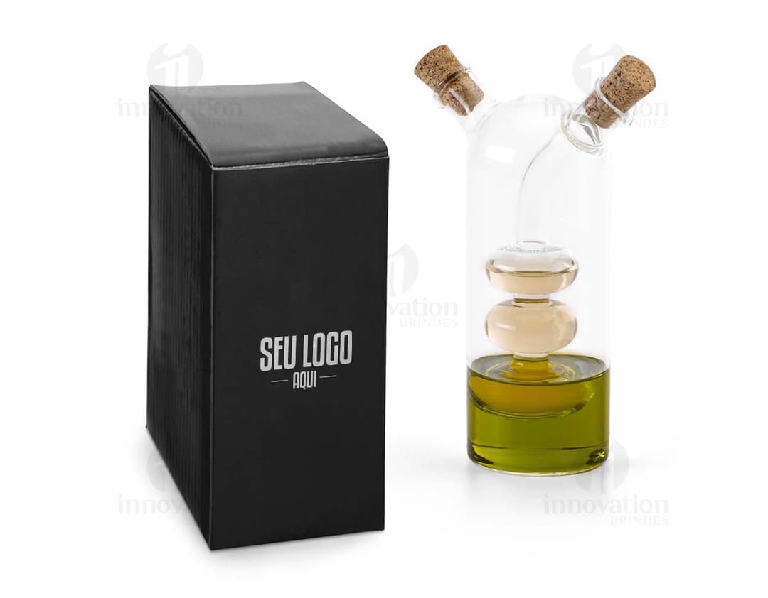 Galheteiro de vidro com três recipientes, um para azeite, outro para vinagre e um terceiro para molho de pimenta. Cada