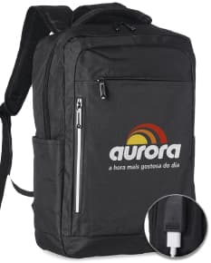Mochila preta de nylon com alças de couro, fecho de zíper, design moderno e capacidade de 20 litros. Ideal para viagens