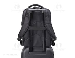 Mochila preta de nylon com alças de couro, fecho de zíper, design moderno e capacidade de 20 litros. Ideal para viagens