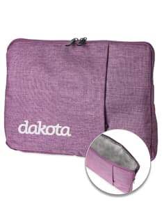 Container de couro marrom elegante e moderno, com fecho de botão, ideal para armazenar e transportar tablet de 12,4