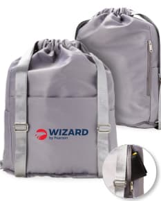 Mochila saco de poliéster preta, com detalhes em couro, fivela de metal e bolso lateral. Ideal para uso casual, escritório ou