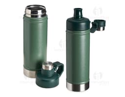 Garrafa térmica 700ml em metal prateado, moderna e profissional. Apresenta design retro e clássico, com tampa de aperto e