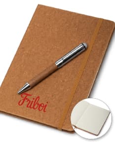 Kit caderno e caneta reciclável em uma mesa de escritório com notebook, papel, livro, caneta, notas em branco, diário