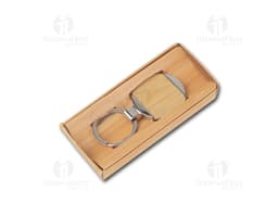Chaveiro de metal com detalhes em bambu, objeto de segurança e proteção com design elegante e resistente para guardar chaves.