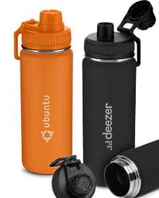 Garrafa de aço inoxidável de 570ml, contendo líquido. Objeto de higiene pessoal, limpo e de metal brilhante. Possui tampa e