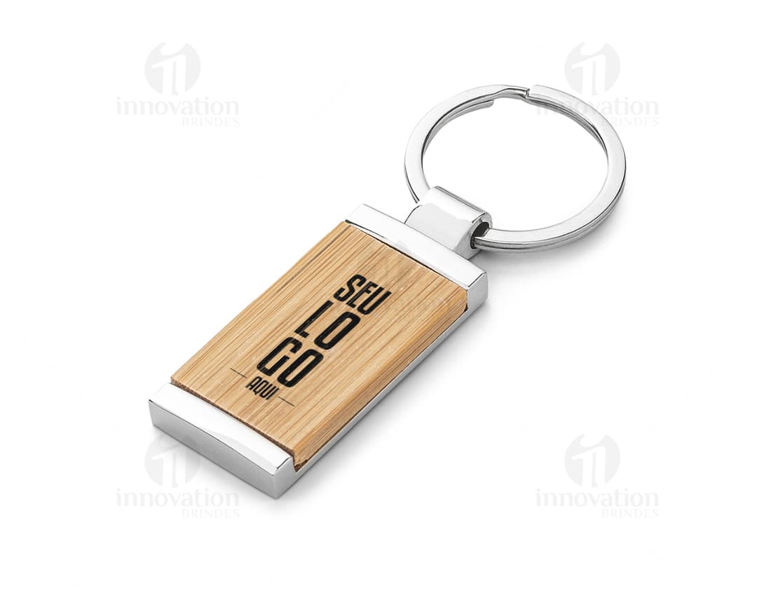 Chaveiro de metal com detalhes em bambu e suporte.