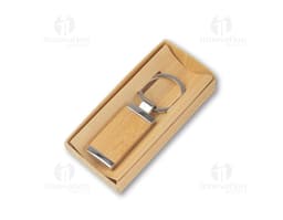 Chaveiro de metal com detalhes em bambu e suporte.