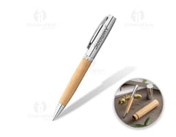 Caneta esferográfica feita de bambu em um estojo. Corpo de metal e detalhes em rosa. Estilo fashion e elegante para uso