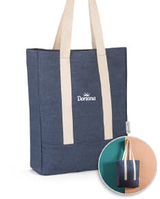 Sacola de denim reciclado com bolso, em tons de marrom e amarelo. Possui alça em couro, fecho com cadeado e etiqueta de