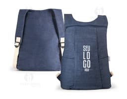 Mochila denim reciclado com alças pretas, fivela de metal, fecho de zíper, bolso lateral, design moderno e estilo fashion.