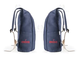 Mochila denim reciclado com alças pretas, fivela de metal, fecho de zíper, bolso lateral, design moderno e estilo fashion.