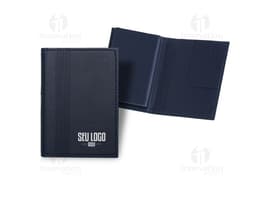 Bloco de anotações com porta caneta em um escritório vazio. O caderno está aberto em uma página em branco e ao lado há um