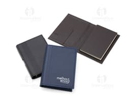 Bloco de anotações com porta caneta em um escritório vazio. O caderno está aberto em uma página em branco e ao lado há um