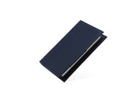 Bloco de anotações com porta caneta em um escritório vazio. O caderno está aberto em uma página em branco e ao lado há um