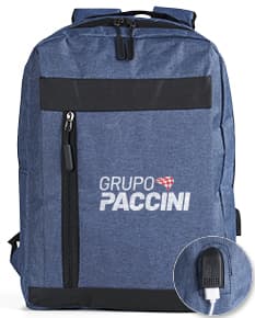 Homem de negócios usando um dispositivo eletrônico em um avião, com uma mochila de nylon preta nas costas. O bolso da mochila