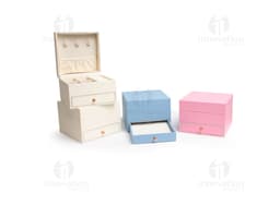 Porta joias com design sofisticado em formato de disquete, com espaço para armazenamento de memórias, notas e documentos. Em