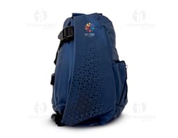 Mochila de ombro USB preta de couro para homem, estilo moderno e acessório de viagem. Com zíper, alça e bolsos para