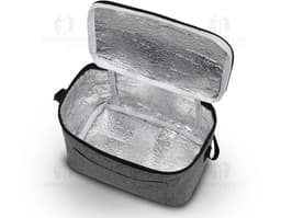 Bolsa térmica de 9L em couro marrom com detalhes em metal, fecho de zíper, alça e bolso externo. Textura elegante e moderna