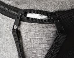 Bolsa térmica de 9L em couro marrom com detalhes em metal, fecho de zíper, alça e bolso externo. Textura elegante e moderna