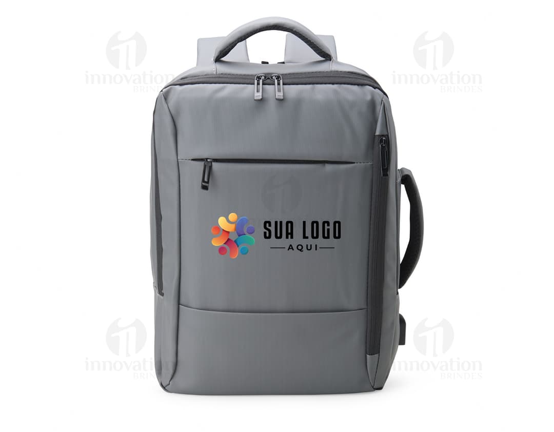 Mochila de couro sintético preta com detalhes em metal, possui capacidade de 23 litros e conta com suporte para garrafa, alça
