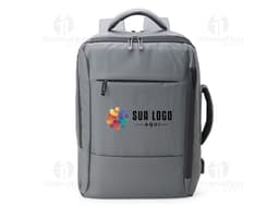 Mochila de couro sintético preta com detalhes em metal, possui capacidade de 23 litros e conta com suporte para garrafa, alça