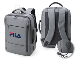 Mochila de couro sintético preta com detalhes em metal, possui capacidade de 23 litros e conta com suporte para garrafa, alça