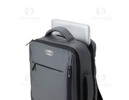Mochila de couro sintético preta com detalhes em metal, possui capacidade de 23 litros e conta com suporte para garrafa, alça