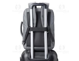 Mochila de couro sintético preta com detalhes em metal, possui capacidade de 23 litros e conta com suporte para garrafa, alça