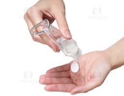 Frasco plástico 55ml com mosquetão sendo segurado por uma mão masculina, em um ambiente de escritório. A imagem mostra