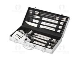 Imagem de um Kit Churrasco 10 peças com design retrô em couro. Perfeito para suas viagens ou para ter armazenado em seu