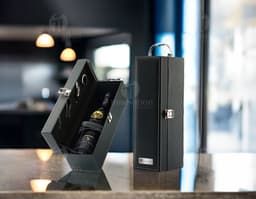 Kit Vinho 4 Peças - Aproveite momentos especiais com este elegante conjunto de acessórios para vinho. Com design moderno e