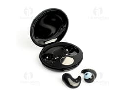 Fone bluetooth com case e display, design moderno em metal prateado e dourado com anéis brilhantes, conjunto de objetos